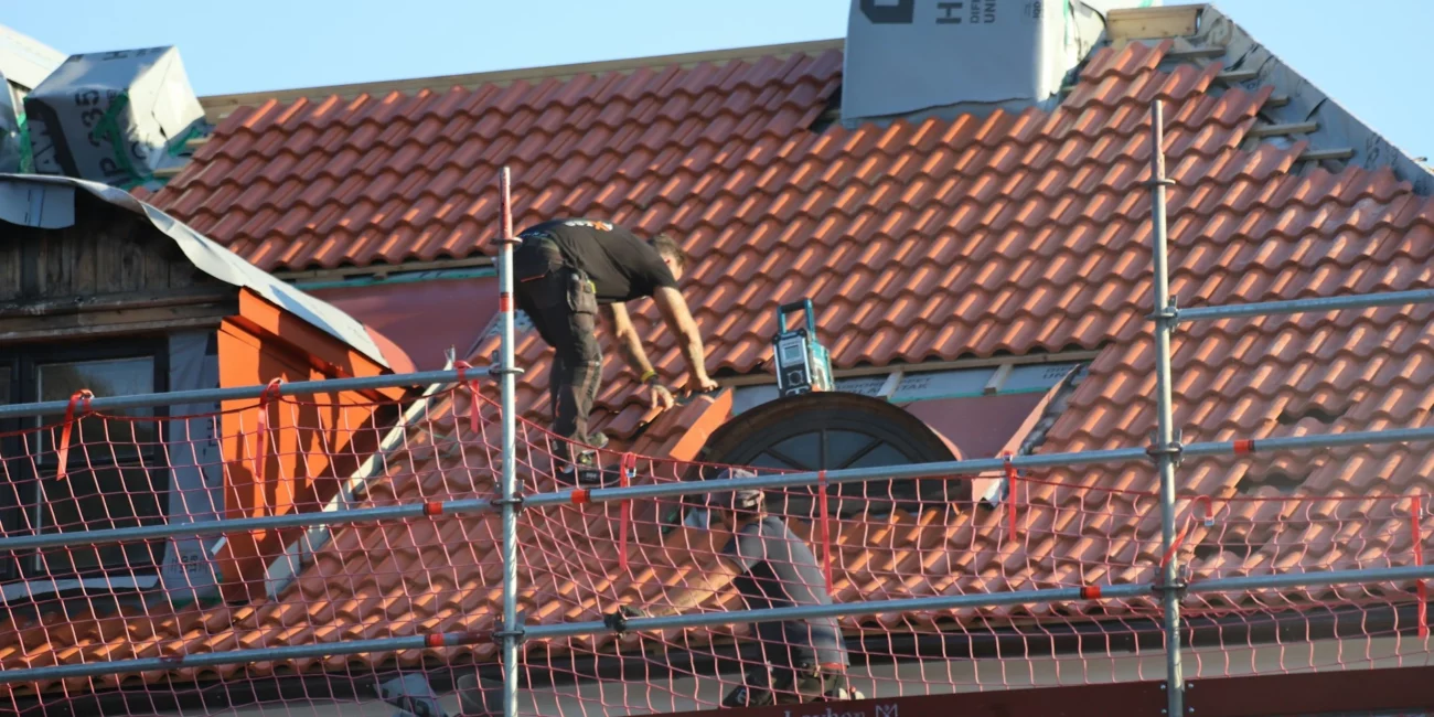 travaux de toiture Ain Isère Rhône, Montluel Loïc Leroy Maçonnerie Photo de Christer Lässmansur Unsplash